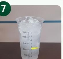 Siapkan cold cup 12 oz, isi es batu 50g (batas cup)