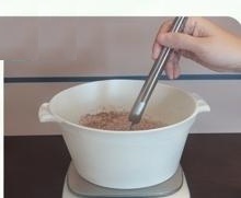 Tambahkan air biasa/dingin sesuai resep batch, aduk rata